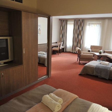 Hotel Harom Gunar Kecskemét Extérieur photo