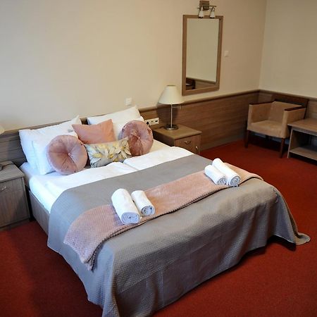Hotel Harom Gunar Kecskemét Extérieur photo