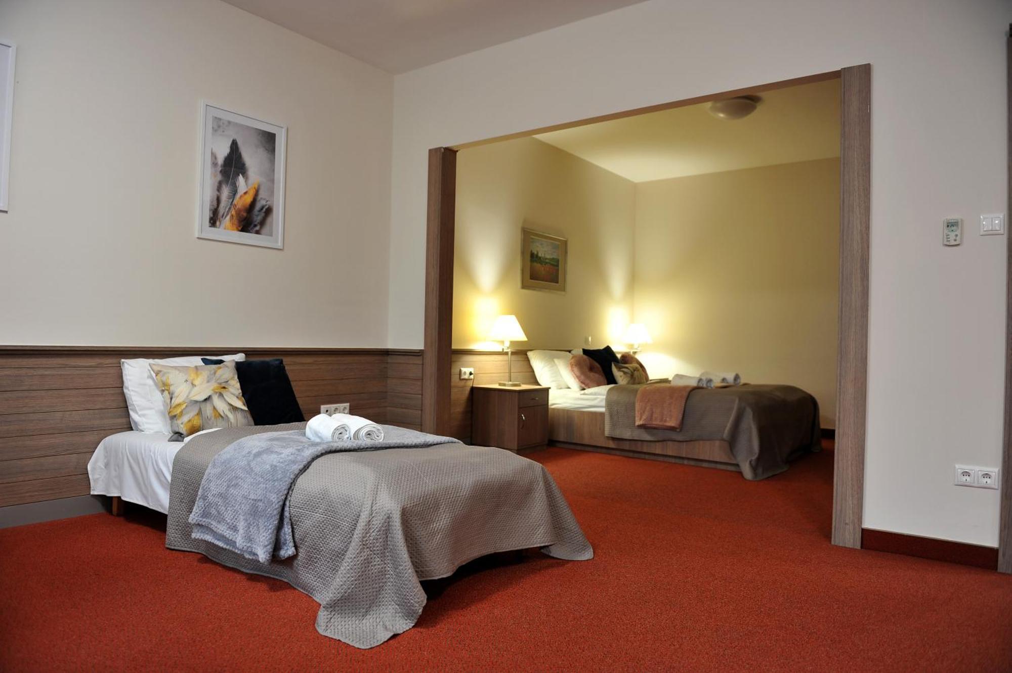 Hotel Harom Gunar Kecskemét Extérieur photo