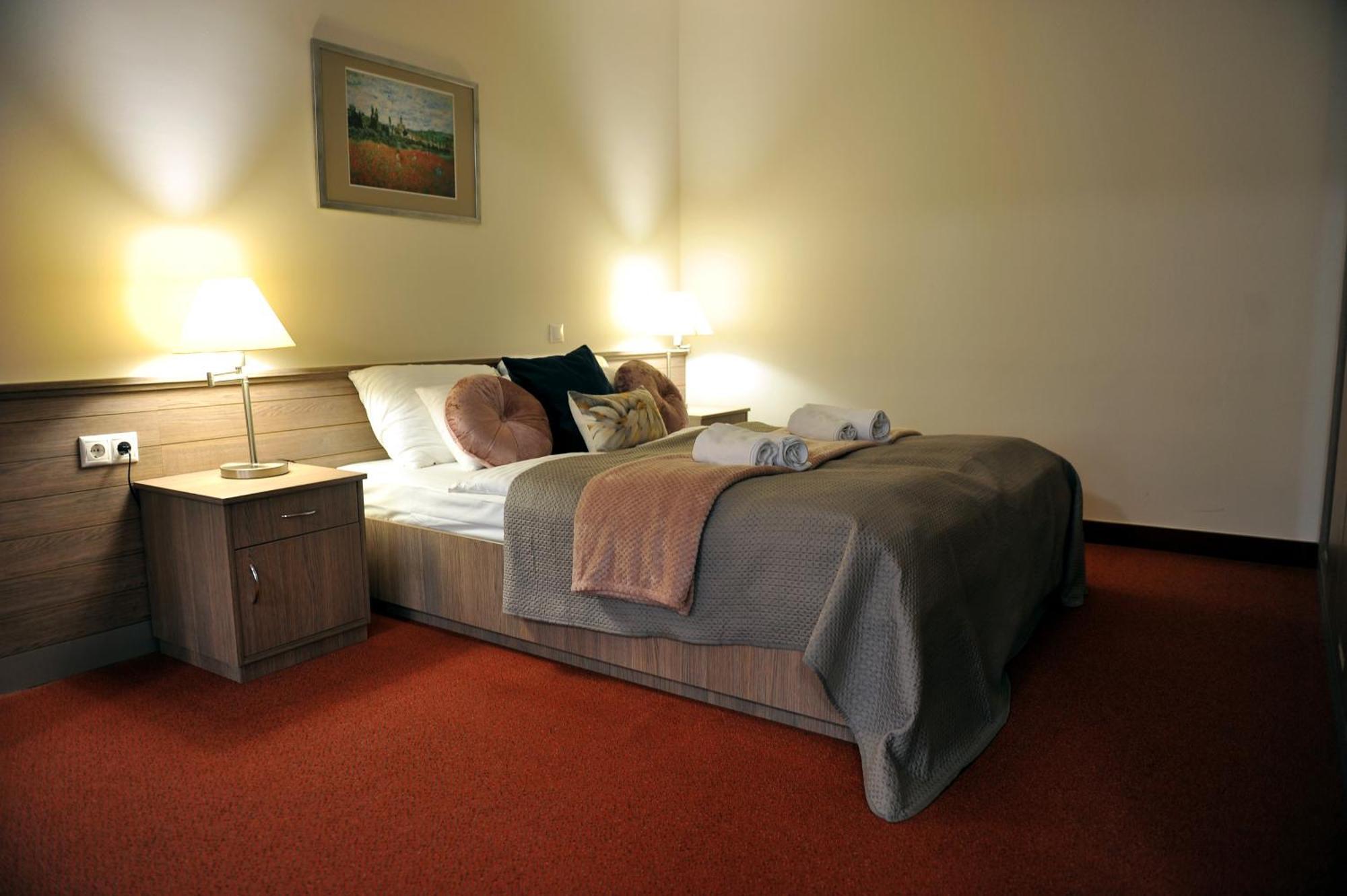 Hotel Harom Gunar Kecskemét Extérieur photo
