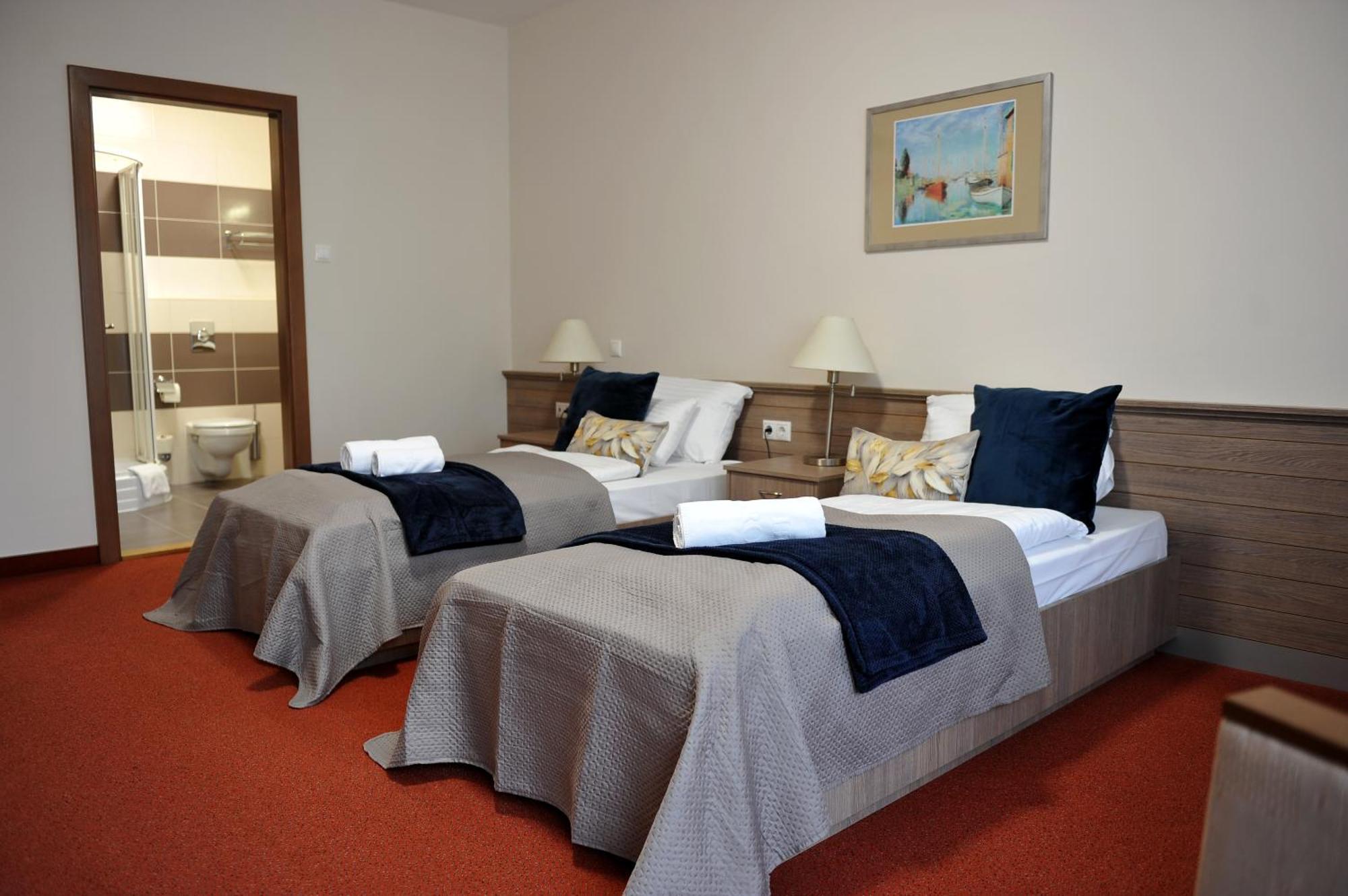 Hotel Harom Gunar Kecskemét Extérieur photo